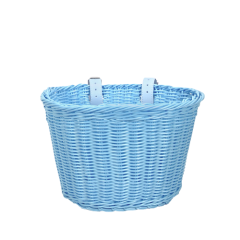 Lichtblauw rieten fietsmandje met witte riempjes voor bevestiging aan het stuur, ideaal voor boodschappen en picknicks.