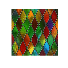 Kleurrijk glas-in-loodpatroon met geometrische ruiten in diverse tinten groen, rood, oranje en blauw.