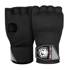 Zwarte bokshandschoenen met polsband en vingeruitsparingen, ontworpen voor MMA en vechtsporttraining.