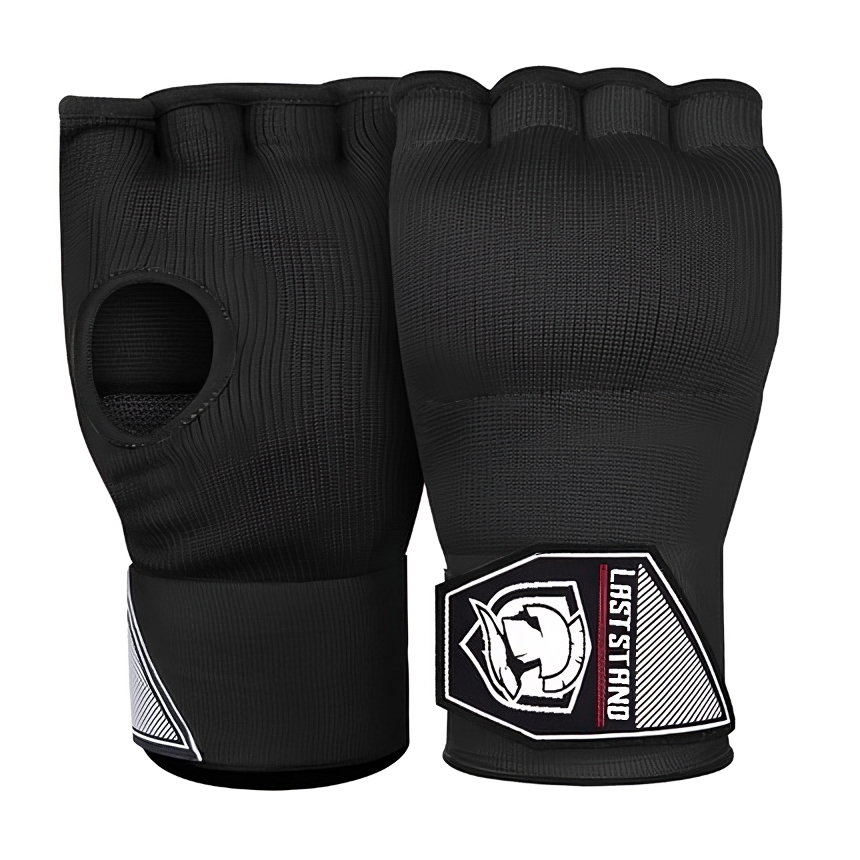 Zwarte bokshandschoenen met polsband en vingeruitsparingen, ontworpen voor MMA en vechtsporttraining.