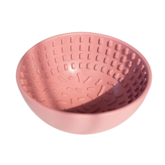 Roze siliconen hondenbak met anti-slip patronen voor langzaam eten.