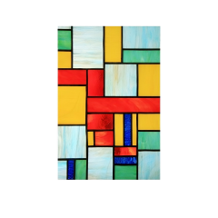 Kleurrijk glas-in-loodraam in geometrische patronen, met rood, geel, blauw en groen kunstzinnig ontworpen.
