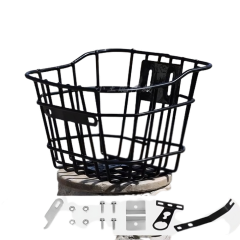 Zwarte metalen fietsmand met montagemateriaal voor bevestiging aan stuur, ideaal voor boodschappen en dagelijks gebruik.