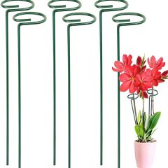 Groene plantensteunen met lussen voor het ondersteunen van bloeiende planten in een roze pot.