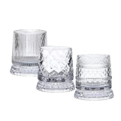Drie stijlvolle, kristallen whiskyglazen met verschillende patronen, perfect voor elke drankcollectie.