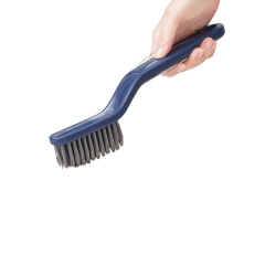 Hand houdt een blauwe borstel met stevige haren vast, ideaal voor schoonmaken.