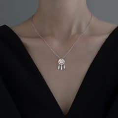 Zilveren dromenvanger ketting om hals, elegant en stijlvol ontwerp, perfecte accessoire voor elke gelegenheid.