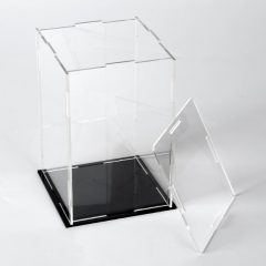 Transparante plexiglas displaybox met open deksel op zwarte basis, ideaal voor tentoonstellingen of productpresentaties.