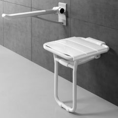 Opklapbare douchekruk met grijze muurbevestiging, ideaal voor veilige en comfortabele badkamergebruik.