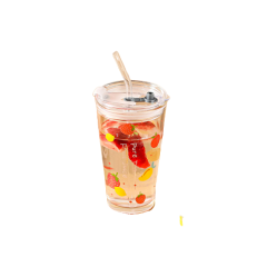 Herbruikbare bekermok met fruitige waterinfusie en transparant rietje, omgeven door kleurrijke vruchtenstickers.