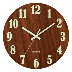 Ronde wandklok met een houten uitstraling en duidelijke wijzerplaat in retrostijl. Perfect voor elke moderne woonkamer.