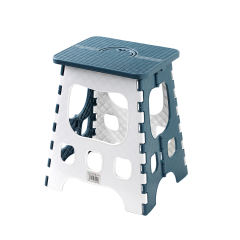 Opvouwbaar blauw-wit krukje met draaghendel, ideaal voor thuisgebruik en eenvoudig op te bergen.