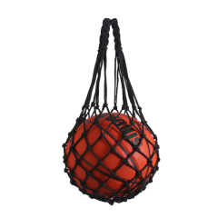 Basketbal in een zwart net, klaar voor transport of opslag. Perfect voor sportevenementen en training.