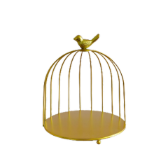 Gouden vogelkooi met vogelbeeldje bovenop, minimalistisch ontwerp op zwarte achtergrond.