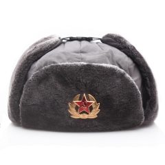 Grijze Russische bontmuts met Sovjetster embleem op de voorkant, ideaal voor koude winterdagen.
