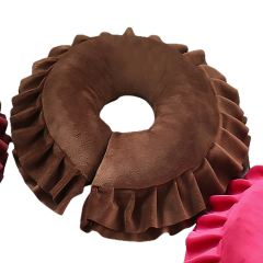 Bruin fluwelen kussen met ruches, cirkelvormig, geschikt voor nekondersteuning en decoratie.