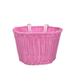 Roze rieten fietsmand met lederen riempjes voorop de fiets, perfect voor boodschappen of picknickbenodigdheden.