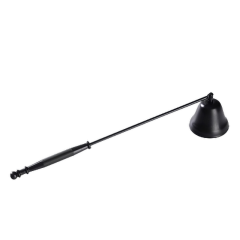 Zwarte kaarsenuitblazer met lange steel voor veilig doven van kaarsen zonder rook of wasdruppels.