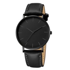 Minimalistisch zwart horloge met leren band en streepjeswijzerplaat, ideaal voor stijlvolle en moderne looks.