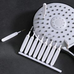 Witte ragers en een douchekop op een donkere achtergrond, ideaal voor mondhygiëne of badkameraccessoires SEO.