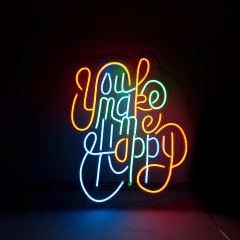 Neonreclame met kleurrijke tekst You make me happy tegen een donkere achtergrond voor een positieve sfeer.