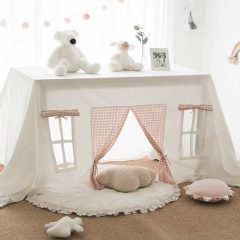 Kinderhoek met tafeltent, zachte knuffels en schattig decor. Ideaal voor speeltijd of gezellige leeshoek in de kinderkamer.