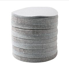 Stapeltje ronde schuurpads, gebruikt voor slijpen en schuren in doe-het-zelf projecten en professioneel gebruik.