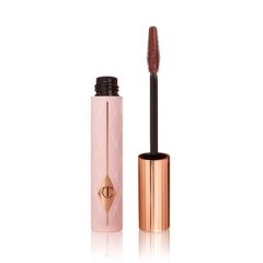 Roze en gouden mascara met open dop en zwart borsteltje, perfect voor volumineuze wimpers.