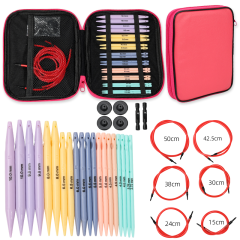 Set van verwisselbare breinaalden met gekleurde kabels en accessoires in roze etui, ideaal voor breiprojecten.