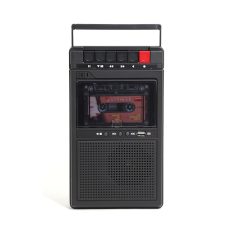 Retro zwarte cassettespeler met ingebouwde luidspreker en bedieningsknoppen voor muziek afspelen.