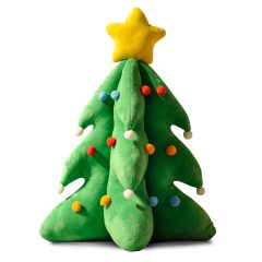 Een zachte, groene kerstboom met kleurrijke versieringen en een gele ster bovenop, perfect voor de feestdagen.
