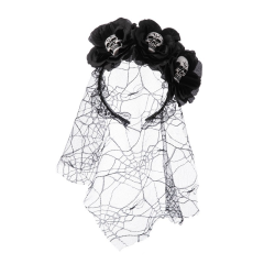 Zwart haarband met bloemen en schedels, versierd met spinnenweb kant. Perfect als gotisch of Halloween-accessoire.