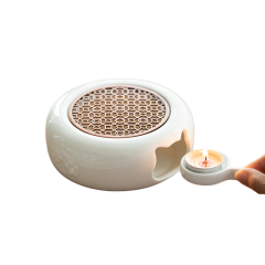 Keramische geurbrander met honingraatpatroon en waxinelichtje, ideaal voor aromatherapie en sfeervolle verlichting.