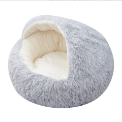 Pluche kattenmand in iglo-vorm, grijs van kleur, voor ultiem comfort en warmte. Perfect voor katten om in te ontspannen.