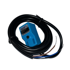 Blauwe sensor met zwarte kabel, model SN04-D, geschikt voor detectie en automatisering.