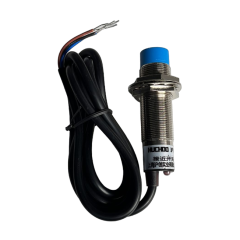 Inductieve sensor met blauwe kop, metalen behuizing en draad voor industriële toepassingen en automatisering.