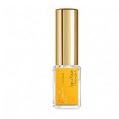 Geurige fles Aqua Vitae met gouden dop, ideaal voor dagelijks gebruik. Elegant parfumdesign met een frisse, citrusachtige aroma.