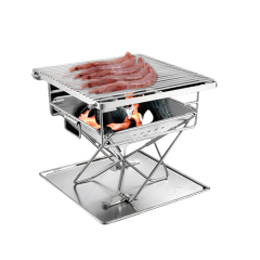 Draagbare roestvrijstalen BBQ met houtskool en worstjes op het grillrooster voor een perfecte zomerse barbecue.