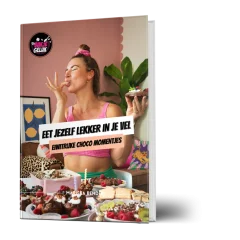 Alt-tekst: Boekomslag van 'Eet jezelf lekker in je vel' met Marisa Benders, vol eiwitrijke chocolaatjes en smakelijke desserts.