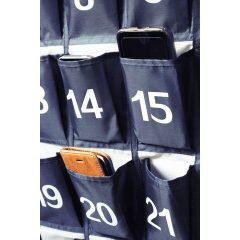 Mobiel telefoons in genummerde opbergrekken aan de muur, ideaal voor georganiseerde opslag op scholen of kantoren.