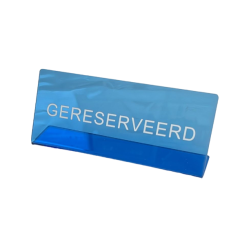 Blauw bord met de tekst GERESERVEERD voor het aanduiden van een gereserveerde ruimte of plek.