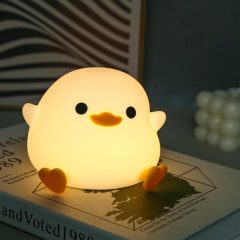 Schattige nachtlamp in de vorm van een eendje op een boek. Zorgt voor een warme, sfeervolle verlichting in de slaapkamer.