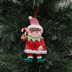 Elf kerstornament met rood-wit kostuum en zuurstok, hangend in een groene kerstboom.