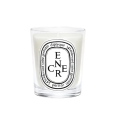 Luxe geurkaars van Diptyque in glas, met verfijnde witte was en stijlvol etiket. Perfect voor een elegante sfeer.