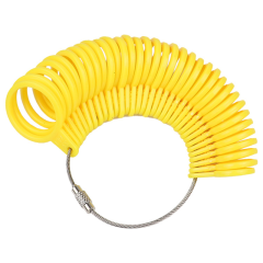Set van gele kunststof ringen voor maatbepaling, bevestigd met een metalen kabel, ideaal voor sieraadvakmensen.