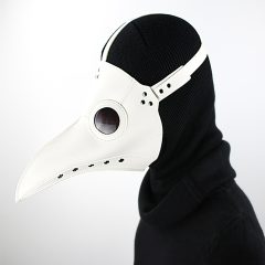 Zwart geklede figuur draagt een witte pestdokter masker met lange snavel en ronde bril, tegen een witte achtergrond.