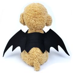 Pluchen hond met zwarte vleermuisvleugels kostuum, schattige Halloween verkleding voor huisdieren.