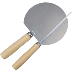 Broodzaag met houten handvatten en ronde metalen bladen voor gelijkmatig sneetjes brood of gebak.
