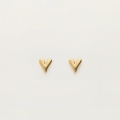 Gouden hartvormige oorbellen op een witte achtergrond, minimalistisch design, ideaal voor dagelijks gebruik.