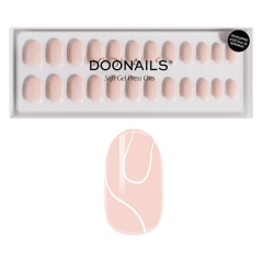 Alt-tekst: Doonails Soft Gel Press Ons in nude tint met elegante lijnpatronen voor een stijlvolle manicure.